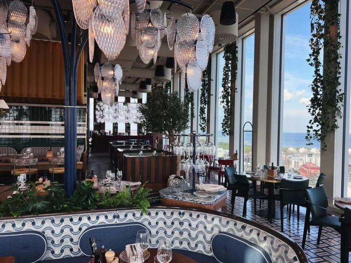 Matsalen på restaurang Grand Italian med fantastisk utsikt, belägen på 25:e våningen av Clarion Hotel Malmö Live, i Malmö.